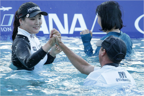 우승후연못에뛰어든유소연.(사진=LPGA제공)