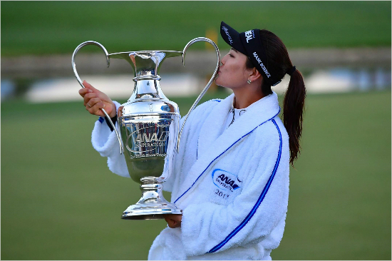우승트로피에입맞추는유소연.(사진=LPGA제공)