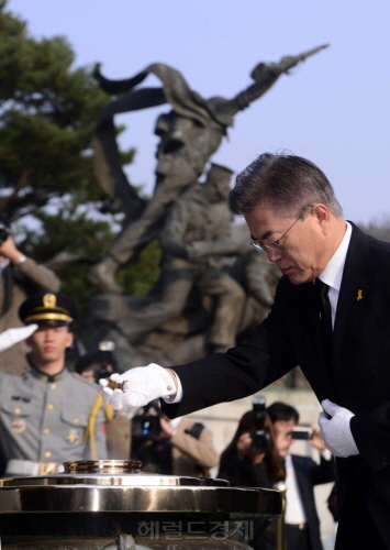 문재인, 현충원 참배.. 이승만·박정희 묘역도 “공과 있었다”