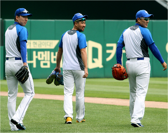 '동지에서적으로'차우찬(왼쪽부터)이삼성에서뛰던지난해5월27일SK와원정경기에앞서장원삼,이승엽등동료들과몸을푸는모습.(자료사진=삼성)