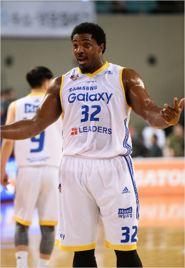 '정말어떻게해야하나요'삼성마이클크레익은정규리그전반기만해도삼성의복덩이로불렸지만이후무리한개인플레이와실책으로골칫덩이가돼버렸다.전자랜드와6강플레이오프에서도시한폭탄처럼실책을양산하며열세의원인이됐다.(자료사진=KBL)