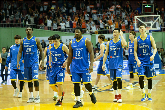 '전자랜드쉽지않네'마이클크레익(가운데)을비롯한삼성선수들이2일전자랜드와6강PO2차전에서패배를안은뒤코트를빠져나가는모습.(자료사진=KBL)