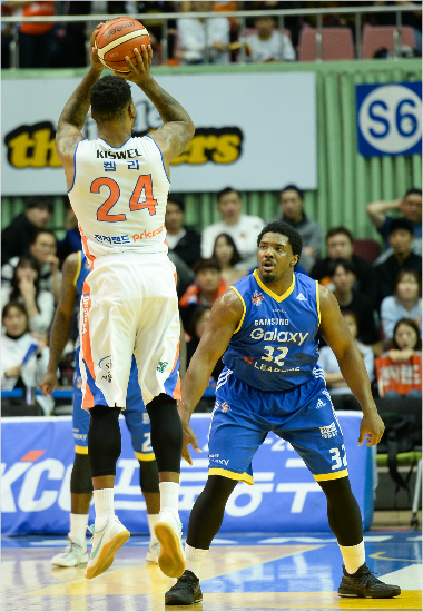'완전노마크잖아'전자랜드제임스켈리가2일삼성과6강플레이오프2차전에서크레익이지켜보는가운데슛을쏘는모습.(자료사진=KBL)