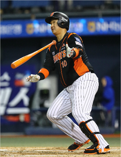 '7년만의홈런왕탈환?'롯데이대호가NC와개막전에서홈런을날린뒤타구를응시하는모습.(자료사진=롯데)