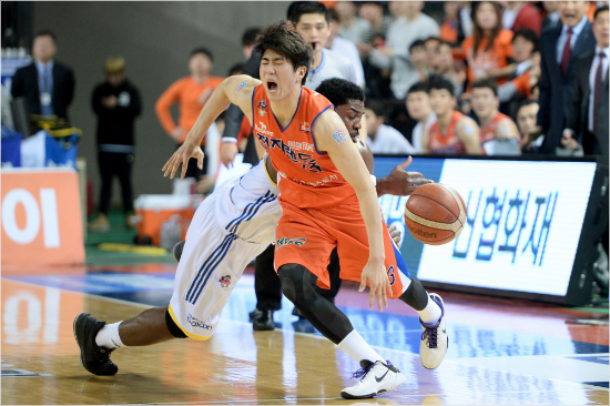 '안돼'삼성크레익이6일전자랜드와6강플레이오프4차전에서2쿼터막판김지완에게무리한속공파울을범하고있다.(인천=KBL)