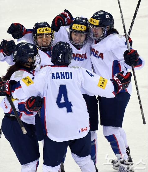 앞서북한을상대로4연패에그쳤던한국여자아이스하키는지난해에역사적인첫승을거둔데이어올해도귀중한승리를손에넣었다.황진환기자