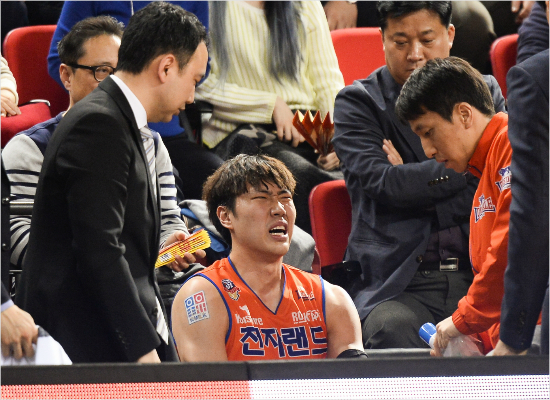 '마이아파'전자랜드정효근이4일삼성과6강플레이오프3차전에서오른발목부상으로코트를빠져나온뒤벤치에서고통스러워하는모습.(자료사진=KBL)