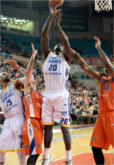 '너없었으면어쩔?'삼성리카르도라틀리프(20번)가6일전자랜드와6강플레이오프4차전에서겹수비를뚫고골밑슛을시도하는모습.(자료사진=KBL)