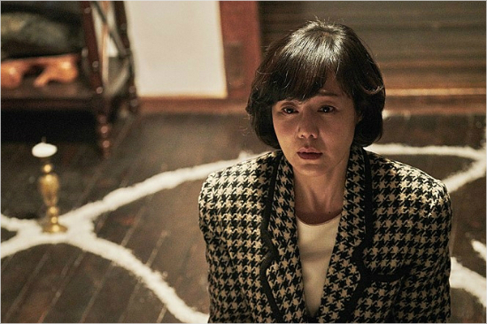 영화'시간위의집'에서미희역을맡은배우김윤진.(사진=리틀빅픽쳐스제공)