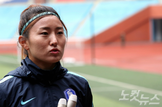 '2018여자아시안컵'예선대한민국과북한의경기를하루앞둔6일오후평양5.1경기장에서조소현이취재진과인터뷰를하고있다.(평양(북한)=사진공동취재단)