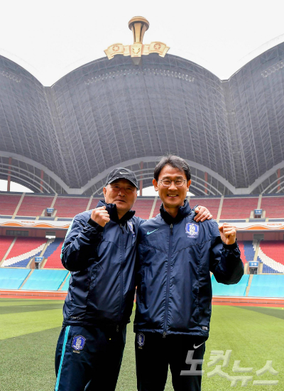 6일여자축구대표선수들이훈련장으로사용한5월1일(능라도)경기장을찾은윤덕여감독이90년남북통일축구때를회상하며김호곤축구협회부회장과선전을다짐하는화이팅을외치고있다.(평양(북한)=사진공동취재단)