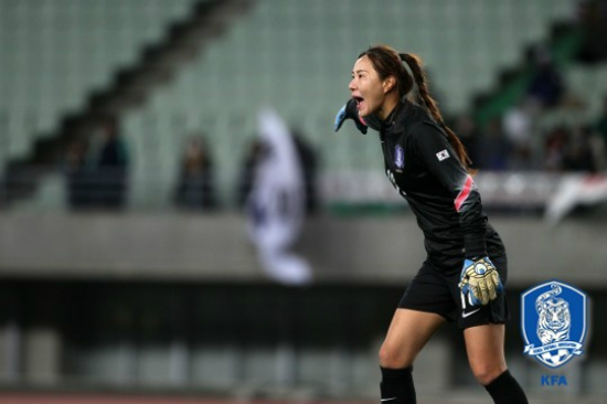 한국여자축구대표팀의수문장김정미가7일북한평양김정일경기장에서열린북한과경기에서페널티킥을막아내는눈부신선방을선보였다.(사진=대한축구협회제공)