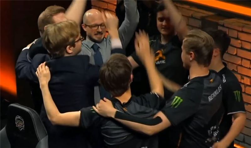 프나틱이 H2k 게이밍을 3대0으로 격파한 뒤 하이파이브하고 있다(사진=트위치 생중계 화면 캡처).