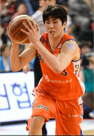 '자고일어나괜찮을줄알았는데...'전자랜드김지완은삼성과6강플레이오프에서탈락했지만위기의팀을구해낸영웅으로맹활약을펼쳤다.그러나한순간의실수로중징계를피하기어렵게됐다.(자료사진=KBL)