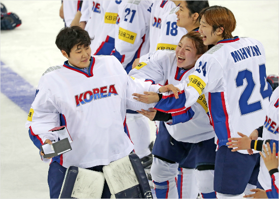 한국여자아이스하키대표팀의백업골리한도희(왼쪽)는신소정의부상으로얻은기회에서맹활약하며2017국제아이스하키연맹(IIHF)여자아이스하키세계선수권디비전2그룹A대회최우수선수(MVP)와최우수골리상을차지했다.(사진=하키포토제공)