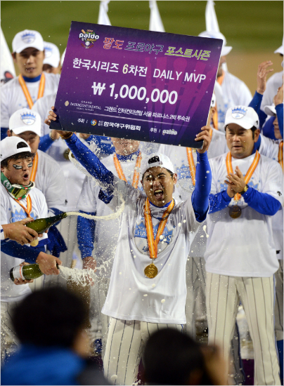 2012년SK와한국시리즈에서장원삼이6차전호투로우승을이끈뒤경기MVP로선정돼기뻐하는모습.(자료사진=삼성)