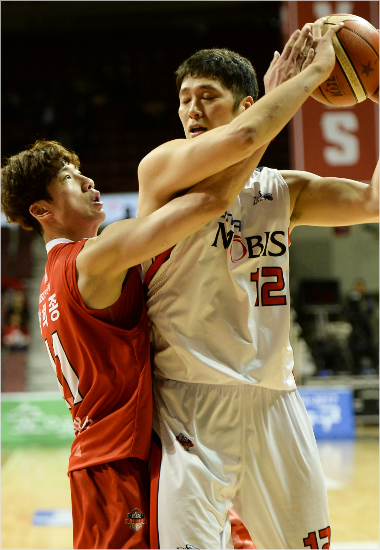 4강플레이오프1차전에서0점에그친모비스함지훈(오른쪽).(사진=KBL제공)