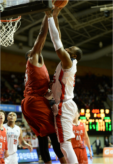'어딜감히'인삼공사사이먼(왼쪽)이10일4강플레이오프1차전에서모비스허버트힐의슛을블록하고있다.(안양=KBL)
