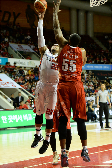 '높다,높아'모비스밀러(왼쪽)가10일4강플레이오프1차전에서슛을시도하다인삼공사사이먼의블록에막히고있다.(안양=KBL)