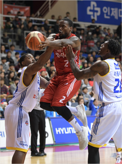 고양오리온오데리언바셋(사진가운데)이삼성의마이클크레익(사진왼쪽)과리카르도라틀리프사이를돌파하고있다(사진제공=KBL)