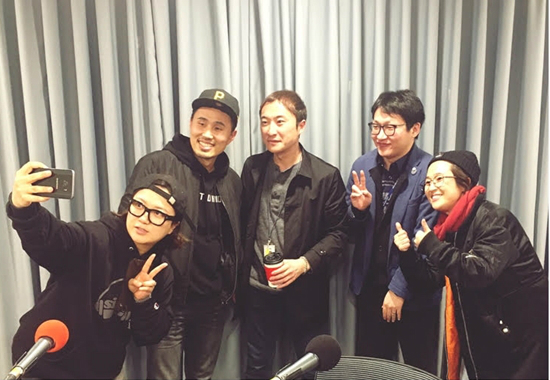 SBS러브FM'송은이-김숙의언니네라디오'의두DJ가배정훈,장경주,도준우PD와사진촬영을하고있는모습(사진=SBS제공)