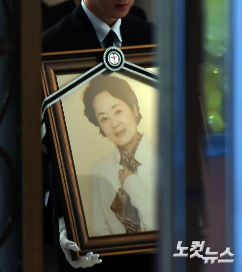 배우고김영애의발인식이11일오전서울신촌세브란스병원장례식장에서엄수되고있다.(사진=황진환기자)