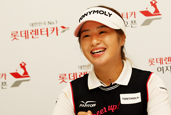 이정은은1라운드6언더파선두로경기를마친후미디어룸에인터뷰를하기위해들어왔다.인터뷰가어색한듯수줍게웃는이정은.얼굴에앳된티가묻어난다.