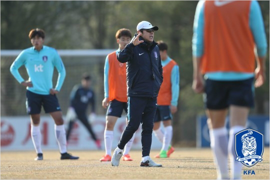 신태용감독은2017국제축구연맹(FIFA)20세이하(U-20)월드컵을약40일앞둔선수들에게좁은공간에상대를몰아넣어강점을무력화하는강력한압박전술을강조했다.(사진=대한축구협회제공)
