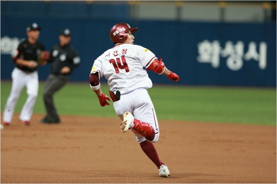 타구방향을살펴보며2루를향해달리는넥센히어로즈의간판타자서건창(사진제공=넥센히어로즈구단)