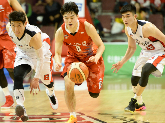 "형님들제가먼저갈게요."4강플레이오프에서두둑한배짱을보여준KGC루키박재한(가운데).(사진=KBL제공)