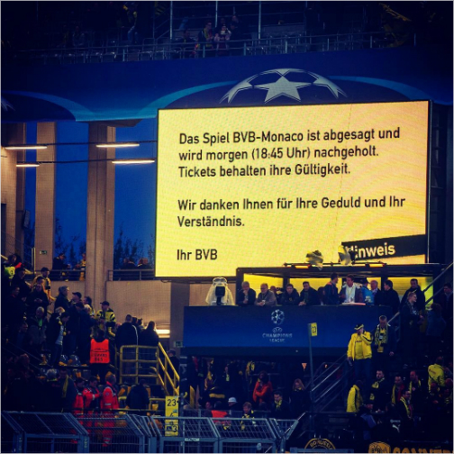 버스폭발사고로경기연기를알리는도르트문트홈구장모습.(사진=보루시아도르트문트페이스북)