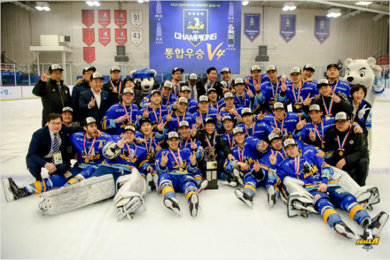 안양한라는사할린(러시아)을꺾고지난시즌에이어아시아리그아이스하키통합우승을차지했다.이로써안양한라는아시아리그아이스하키통산4번째우승을차지했다.(사진=안양한라제공)