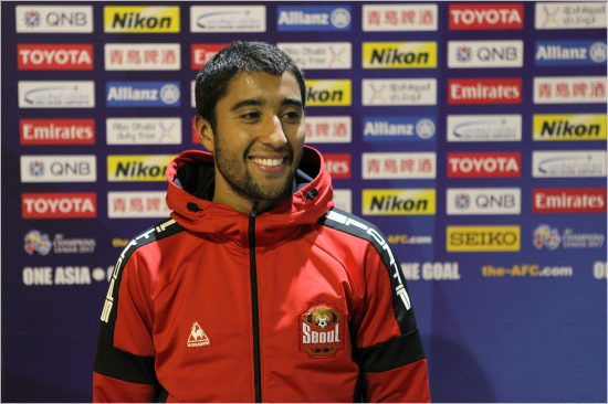 FC서울의새외국인선수마우링요는다소적응이늦었던자신에게분명한믿음을준황선홍감독을위해더욱열심히노력하겠다는분명한의지를선보였다.(사진=FC서울제공)