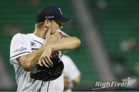어깨통증으로'2017타이어뱅크KBO리그'에나서지못하고있는두산베어스선발투수마이클보우덴.서서히몸상태를끌어올리며출격을준비하는모양새다.(사진=두산제공)