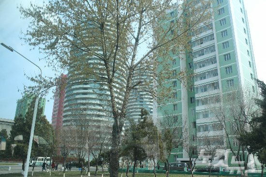 평양시내에는예상외로고층빌딩이즐비했다.그러나이런풍경은극히일부에불과했다.시내를조금만벗어나도황폐한농토가펼쳐졌다.고층빌딩역시균열의흔적이보일정도로허술한모습을띠고있었다.(평양(북한)=공동취재단)