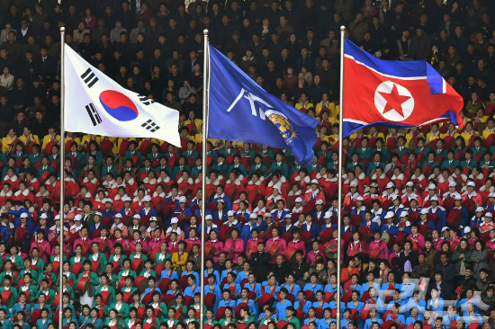 2018아시아축구연맹여자아시안컵예선전이열린김일성경기장에태극기와인공기가나란히걸려있어눈길을끌고있다.(평양(북한)=사진공동취재단)