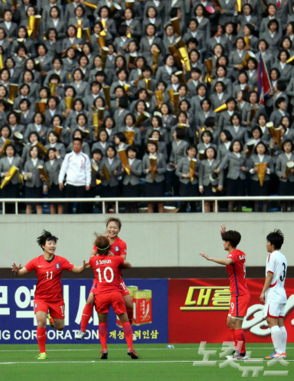 7일오후평양김일성경기장에서열린'2018여자아시안컵'예선대한민국과북한의경기에서후반한국장슬기가동점골성공시킨뒤환호하고있다.북한응원단은이모습을싸늘한표정으로바라봤다.(평양(북한)=사진공동취재단)