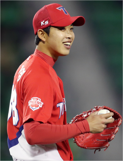 '선발굳힌건가요?'KIA임기영이12일두산과원정에서3회말무사1,2루에서민병헌의희생번트때1루수김주찬의호수비로3루에서2루주자를잡아내자미소를짓고있다.(잠실=KIA)