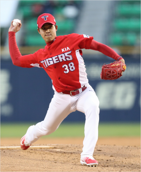 KIA임기영이12일두산과원정에서힘차게공을뿌리고있다.(잠실=KIA)