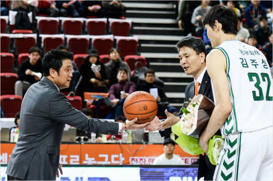 '이들의운명은?'전자랜드유도훈(왼쪽),동부김영만감독은모두재임기간팀의호성적을이끌어재계약가능성이높다.그러나한치앞을내다볼수없는게사령탑선임인만큼의외의소식이들려올가능성도배제할수없다.(자료사진=KBL)