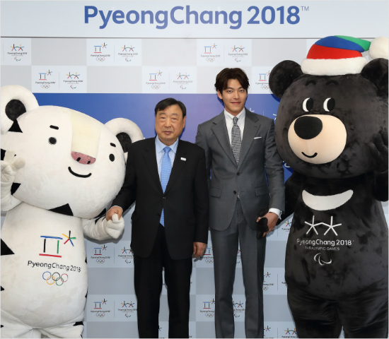 한류스타김우빈(오른쪽)이13일평창올림픽홍보대사위촉식에서이희범조직위원장,대회마스코트와기념촬영을하고있다.(평창=조직위)