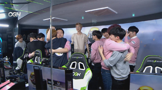 4강전 당시 러너웨이의 승리를 축하해준 LW 블루 선수들(사진=에이펙스 중계 캡처)