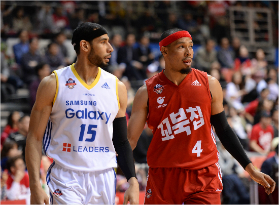 '엇갈린형제들'삼성은오리온과4강플레이오프1,2차전에서골밑을물론외곽의우위까지앞세워2연승을달렸다.특히문태영(왼쪽)은2차전에서4개의3점슛을성공시켜3개를실패한친형문태종에판정승을거뒀다.사진은2차전경기모습.(고양=KBL)