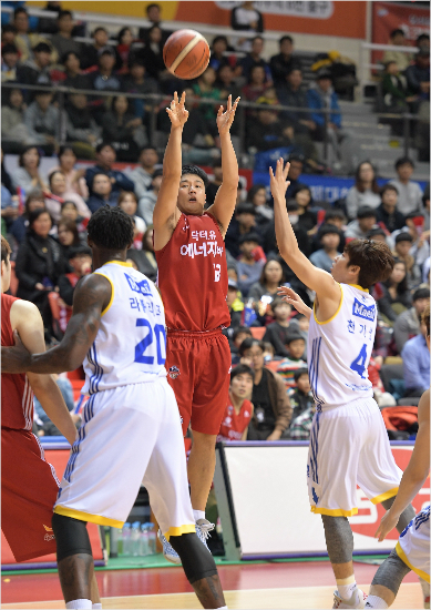 '뼈아픈김동욱공백'오리온은팀내3점슛과성공률1위김동욱의무릎부상공백으로외곽포난조를보이고있다.(자료사진=KBL)