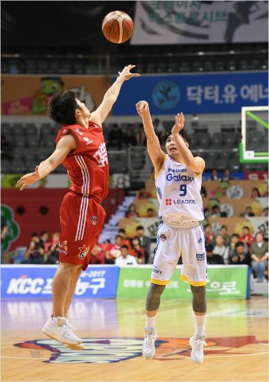 '클래스는영원하다'삼성주희정(오른쪽)이13일오리온과4강플레이오프2차전에서정재홍을따돌리고3점슛을시도하고있다.(고양=KBL)