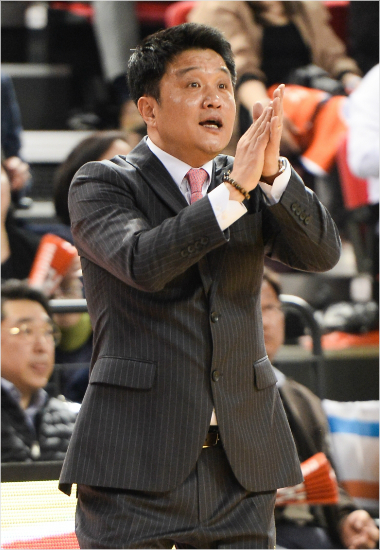 14일인천전자랜드와3년재계약에최종합의한유도훈감독.(자료사진=KBL)
