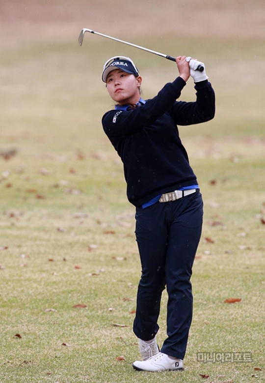 이소미(A)가18번홀에서아이언샷을날리고있다.용인=김상민기자