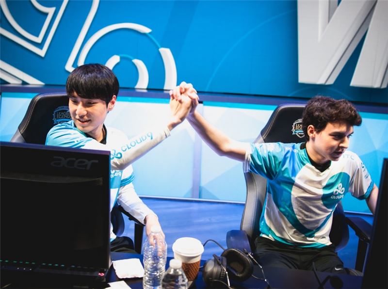 C9의 톱 라이너 'Ray' 전지원이 승리한 뒤 동료와 하이파이브를 나누고 있다(사진=라이엇게임즈 제공).