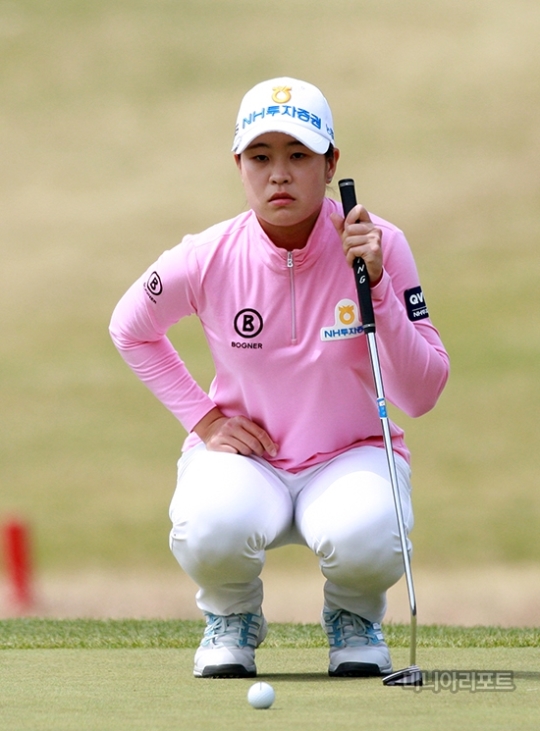 최종라운드에서퍼트라이를살피고있는박민지.용인=김상민기자