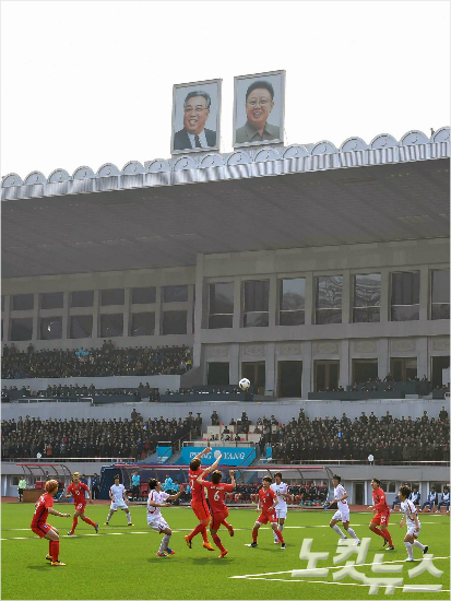 여자축구대표팀은역대전적에서1승2무14패로일방적인열세에그쳤던북한과평양맞대결에서값진1-1무승부를거둔덕에2018아시아축구연맹여자아시안컵본선출전권을가져올수있었다.(사진공동취재단)